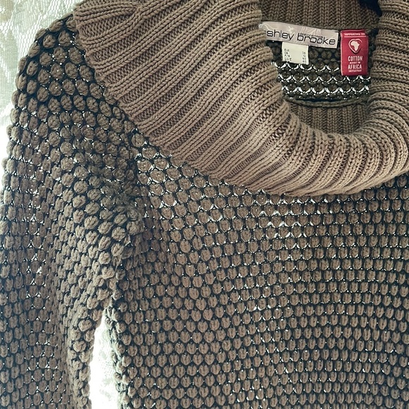 Ashley Brook - Picture 2 of 11